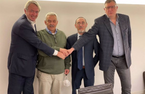 ep oscar pierre aggity escenifica el acuerdo con alvise giannoto maurizio valbusa y ezio tirelli