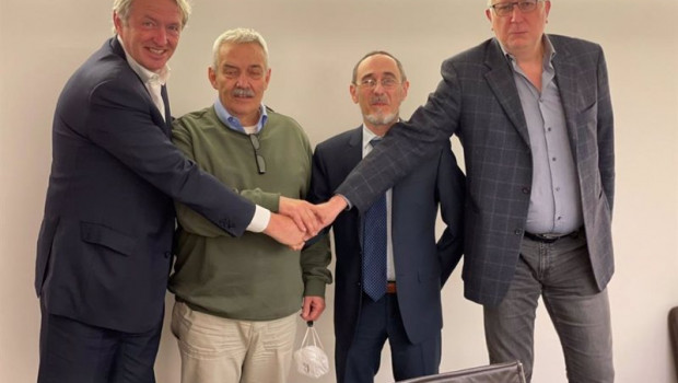 ep oscar pierre aggity escenifica el acuerdo con alvise giannoto maurizio valbusa y ezio tirelli