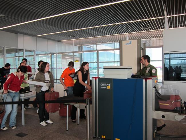 Pasajeros Realizan El Control De Seguridad En Lavacolla | EUROPA PRESS ep pasajeros realizancontrolseguridadlavacolla