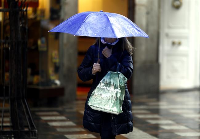 Persona con paraguas por la lluvia | EUROPA PRESS - Archivo ep personaparaguasla lluvia 20180304090602