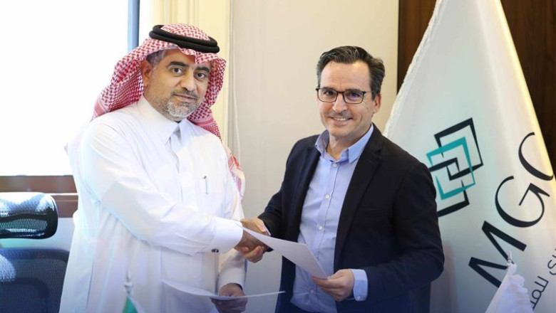 Saleh Al-Juhiman, director general adjunto de MGC, y David Garzón, subdirector de Operaciones de Lantania Agua, durante la firma del contrato | LANTANIA ep saleh al juhiman director general adjunto de mgc y david garzon subdirector de operaciones de