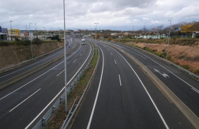 ep un camionero circula con su camion por la autovia a7 a su paso entre reus y tarragona siendo uno