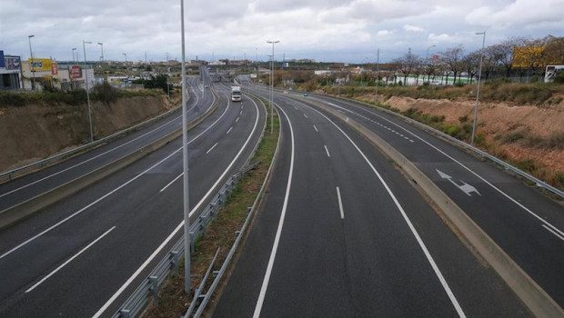 ep un camionero circula con su camion por la autovia a7 a su paso entre reus y tarragona siendo uno