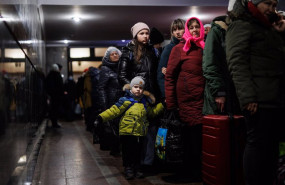 ep un grupo de personas esperan en la estacion de tren de lviv a 2 de marzo de 2022 en leopolis