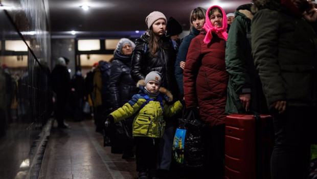 ep un grupo de personas esperan en la estacion de tren de lviv a 2 de marzo de 2022 en leopolis