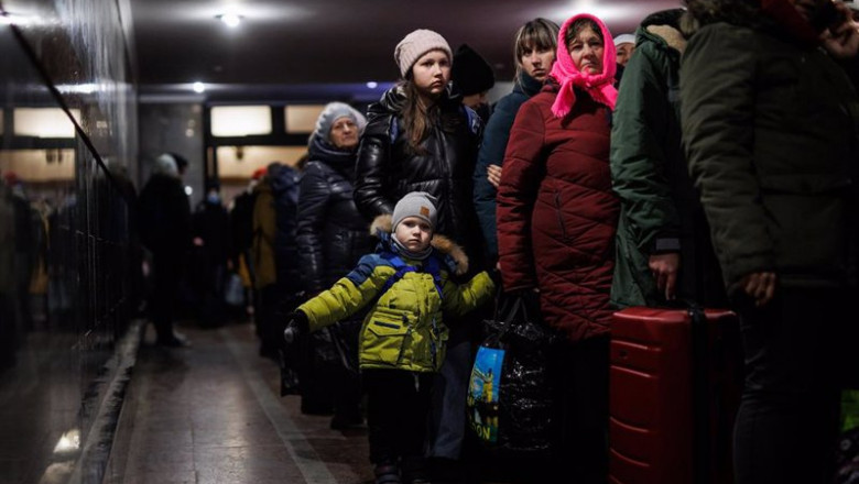 ep un grupo de personas esperan en la estacion de tren de lviv a 2 de marzo de 2022 en leopolis