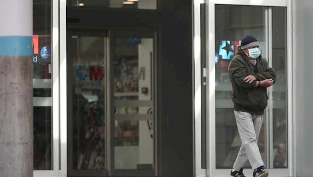 ep un hombre con mascarilla camina por las zonas exteriores del hospital de torrejon