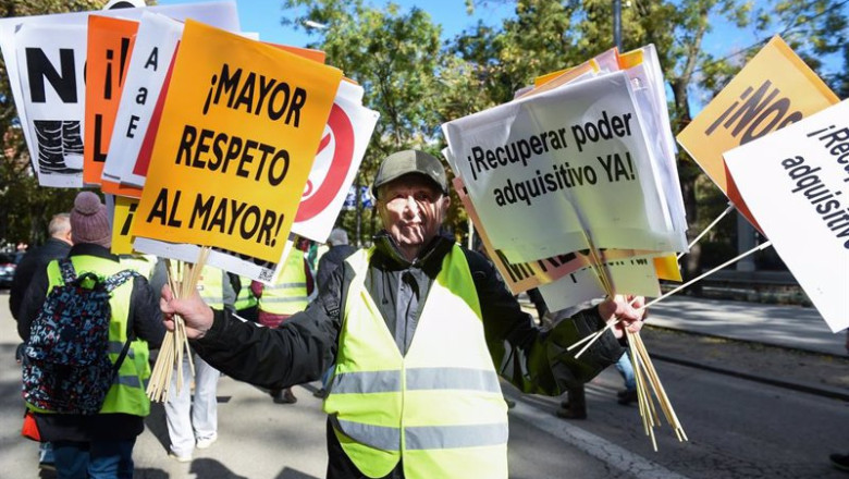 ep un hombre sujeta varias pancartas en una manifestacion de pensionistas ep un hombre sujeta varias pancartas en una manifestacion de pensionistas