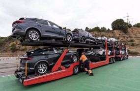 ep un operario junto al megatruck estrenado por seat y setram