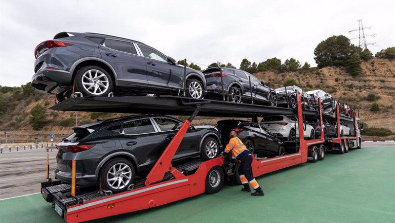 Un operario junto al 'megatruck' estrenado por Seat y Setram | DANIAZNAR ep un operario junto al megatruck estrenado por seat y setram