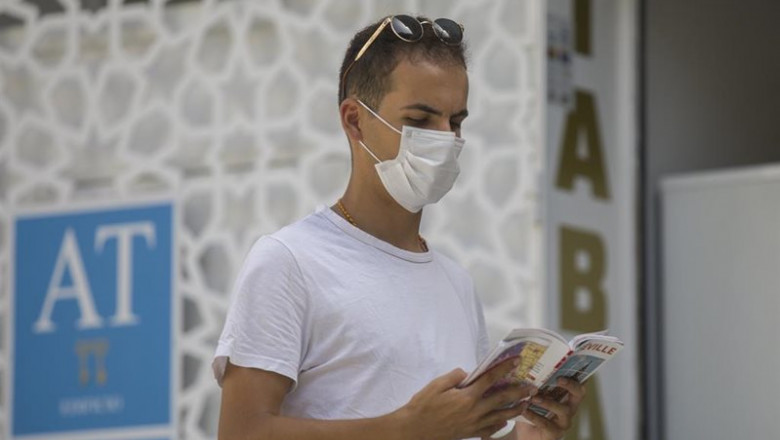 Un turista lee una guía mientras pasea por el casco histórico de Sevilla, (Andalucía, España), a 27 de agosto de 2020. | María José López - Europa Press ep un turista lee una guia mientras pasea por el casco historico de sevilla andalucia espana a 27 de