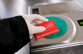 ep un usuario pasa la tarjeta de transporte por los tornos de una de las estaciones de metro de
