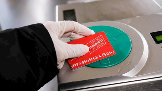 ep un usuario pasa la tarjeta de transporte por los tornos de una de las estaciones de metro de