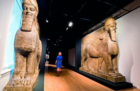 ep una replica de las estatuas de lamassu que adornaban la sala del trono del rey asirio