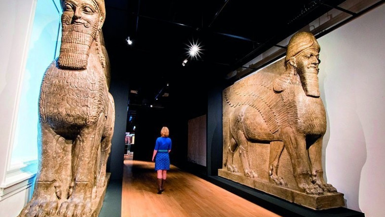 Una réplica de las estatuas de Lamassu, que adornaban la sala del trono del rey asirio Asurnasirpal II | RÉPLICA DE LAS ESTATUAS DE LAMASSU ep una replica de las estatuas de lamassu que adornaban la sala del trono del rey asirio