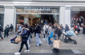 ep varias personas con una bolsas a 12 de noviembre de 2024 en madrid espana
