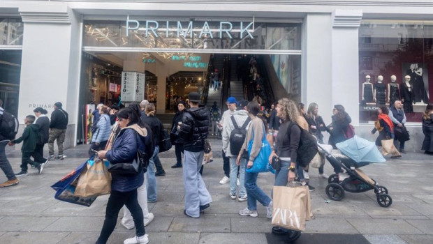 ep varias personas con una bolsas a 12 de noviembre de 2024 en madrid espana