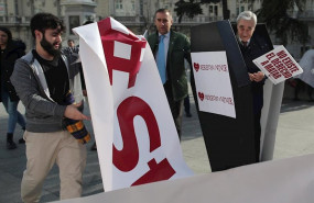 ep varias personas de la organizacion derecho a vivir se concentran frente al congreso de los