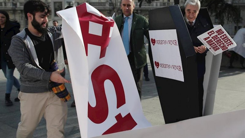 ep varias personas de la organizacion derecho a vivir se concentran frente al congreso de los