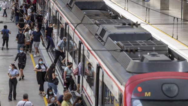 ep viajeros suben a un tren de cercanias en la estacion de tren de santa justa durante el primer dia