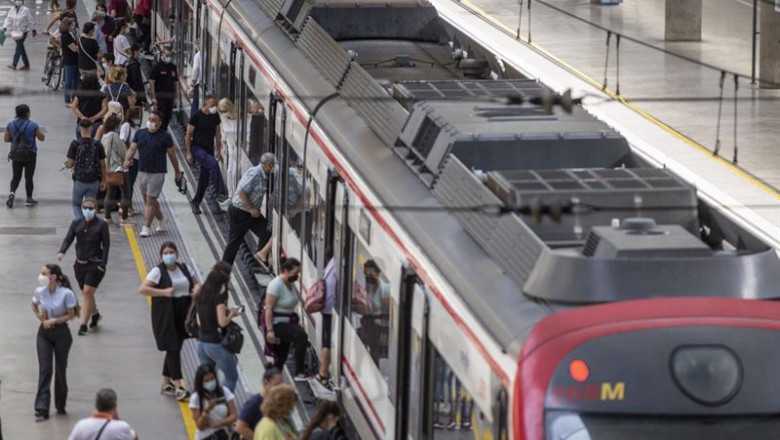 ep viajeros suben a un tren de cercanias en la estacion de tren de santa justa durante el primer dia ep viajeros suben a un tren de cercanias en la estacion de tren de santa justa durante el primer dia