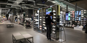 un employe dans le magasin jd sports du centre commercial westfield stratford city a londres 