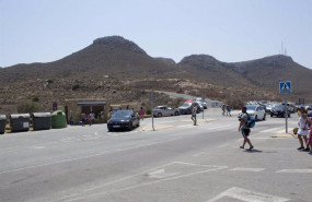 ep archivo   acceso al aparcamiento de una playa de almeria