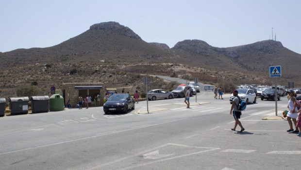 ep archivo   acceso al aparcamiento de una playa de almeria