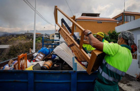 ep archivo   dos hombres de mantenimiento del ayuntamiento colaboran en recoger las pertenencias de