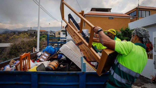 ep archivo   dos hombres de mantenimiento del ayuntamiento colaboran en recoger las pertenencias de