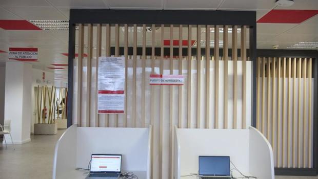ep archivo   dos ordenadores en una oficina de empleo del sepe del barrio del pilar a 2 de abril de