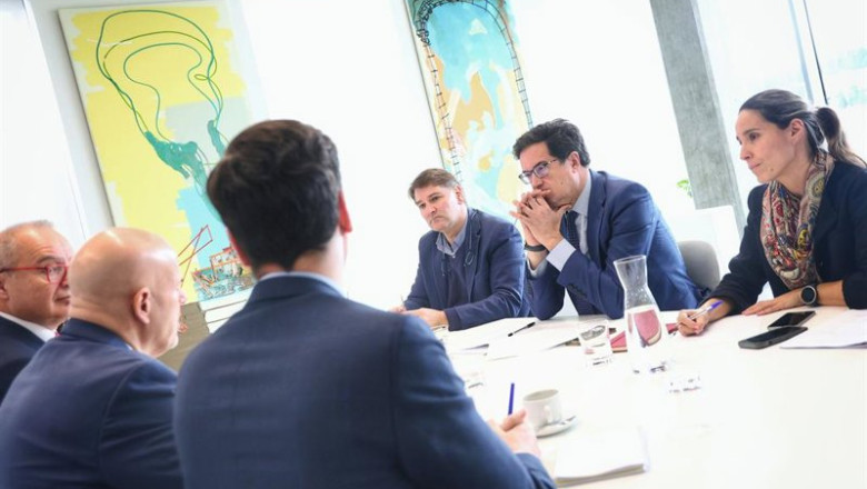 Archivo - El ministro para la Transformación Digital y de la Función Pública, Óscar López, y el director de la Oficina de Asuntos Económicos y G20 de la Presidencia del Gobierno, Manuel de la Rocha, se reúnen con el consejero delegado de Oracle, Mike Sici | MINISTERIO PARA LA TRANSFORMACIÓN DIGITAL ep archivo el ministro para la transformacion digital y de la funcion publica oscar lopez y el