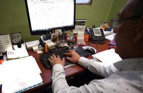 ep archivo   investigador en su oficina