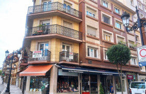 ep archivo   locales cerraados de pequeno comercio en oviedo con carteles de se vende y viviendas en