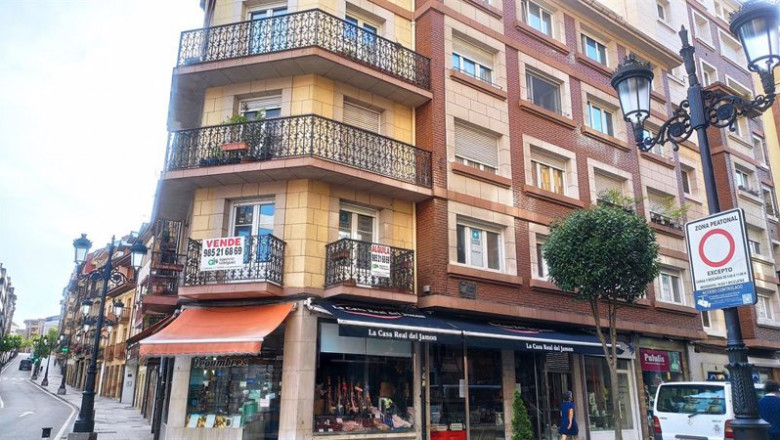 ep archivo   locales cerraados de pequeno comercio en oviedo con carteles de se vende y viviendas en