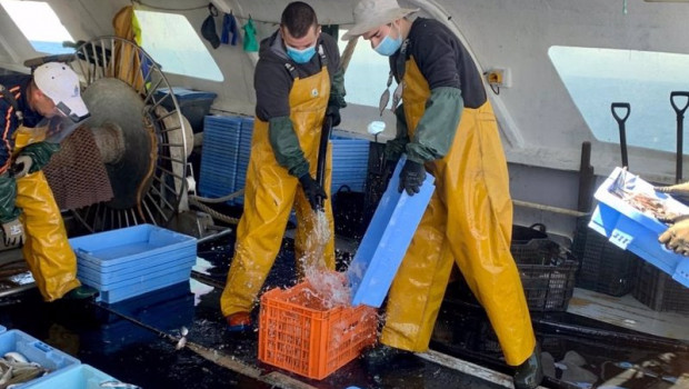 ep archivo - pescadores en barco pesquero