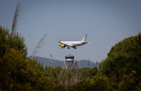 ep archivo   un avion sobrevuela el espacio natural protegido de la ricarda