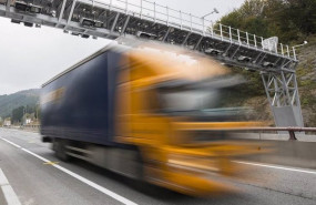 ep archivo   un camion pasa por un arco de peaje en una carretera guipuzcoana