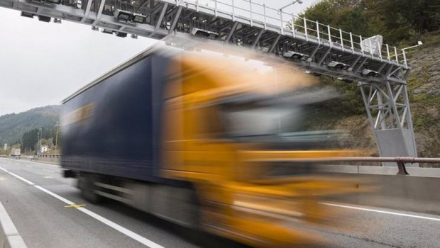 ep archivo   un camion pasa por un arco de peaje en una carretera guipuzcoana