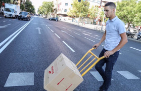 ep archivo   un hombre traslada una caja con material en una carretilla