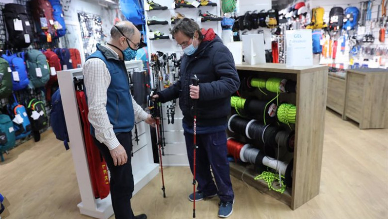 ep archivo un trabajador de una tienda en la que venden y alquilan material para la nieve ep archivo un trabajador de una tienda en la que venden y alquilan material para la nieve