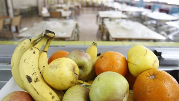 ep archivo   una bandeja de fruta en un comedor escolar