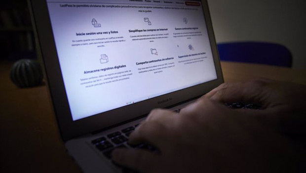 ep archivo   una persona navega en internet con un ordenador
