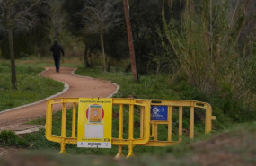 ep archivo   una valla indica la prohibicion del acceso al parque natural de collserola barcelona