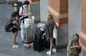 ep archivo   varias personas con maletas en la estacion de puerta de atocha almudena grandes