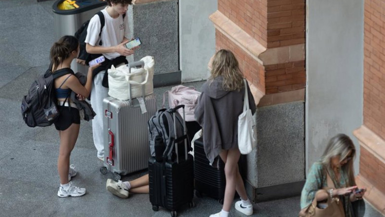 ep archivo   varias personas con maletas en la estacion de puerta de atocha almudena grandes