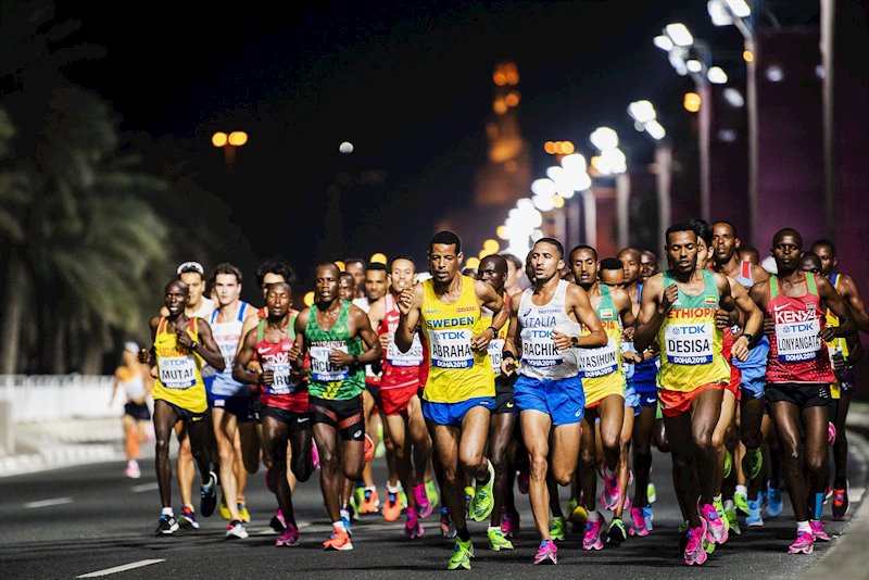 ep atletas compitiendo en el maraton de los mundiales de doha 2019