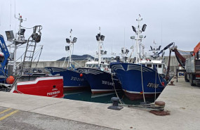 ep barcos pesqueros amarrados a puerto en laredo imagen de archivo