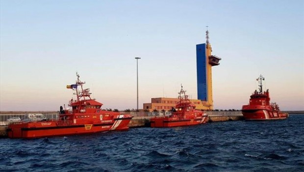 ep barcossalvamento maritimo trasladan53 personas rescatasalmeria
