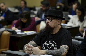 ep el lider del grupo def con dos cesar strawberry durante su participacion en la mesa redonda sobre